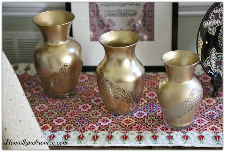 Golden vases with arabesque